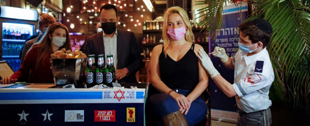 Bares de Israel transformam-se em centros de vacinação e oferecem bebidas