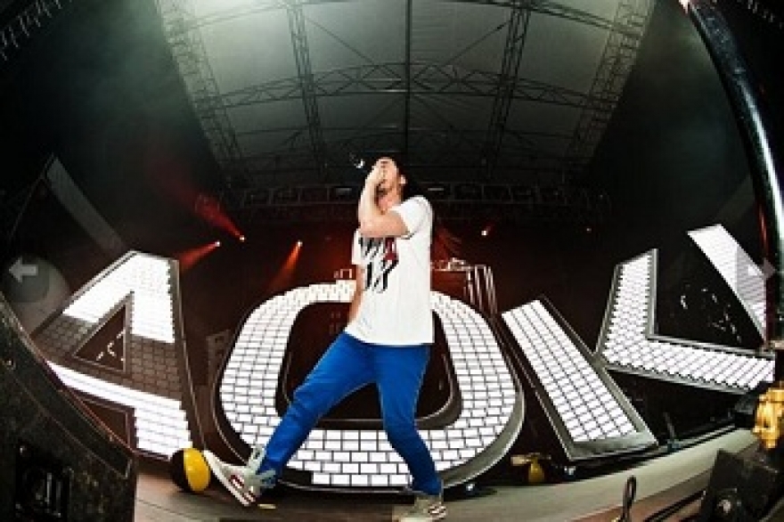 Steve Aoki toma viagra e protagoniza momento insólito na cabine