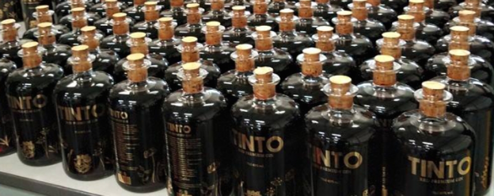 O primeiro gin tinto do mundo é fabricado em Portugal